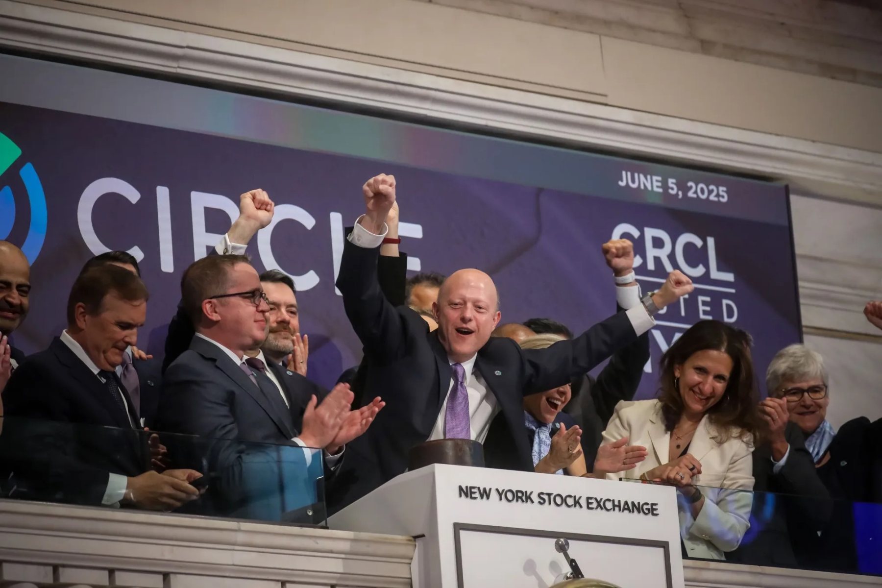 加密合规孤勇者:Circle CEO 如何破局 Tether 围剿与利率下滑的双重绞杀?